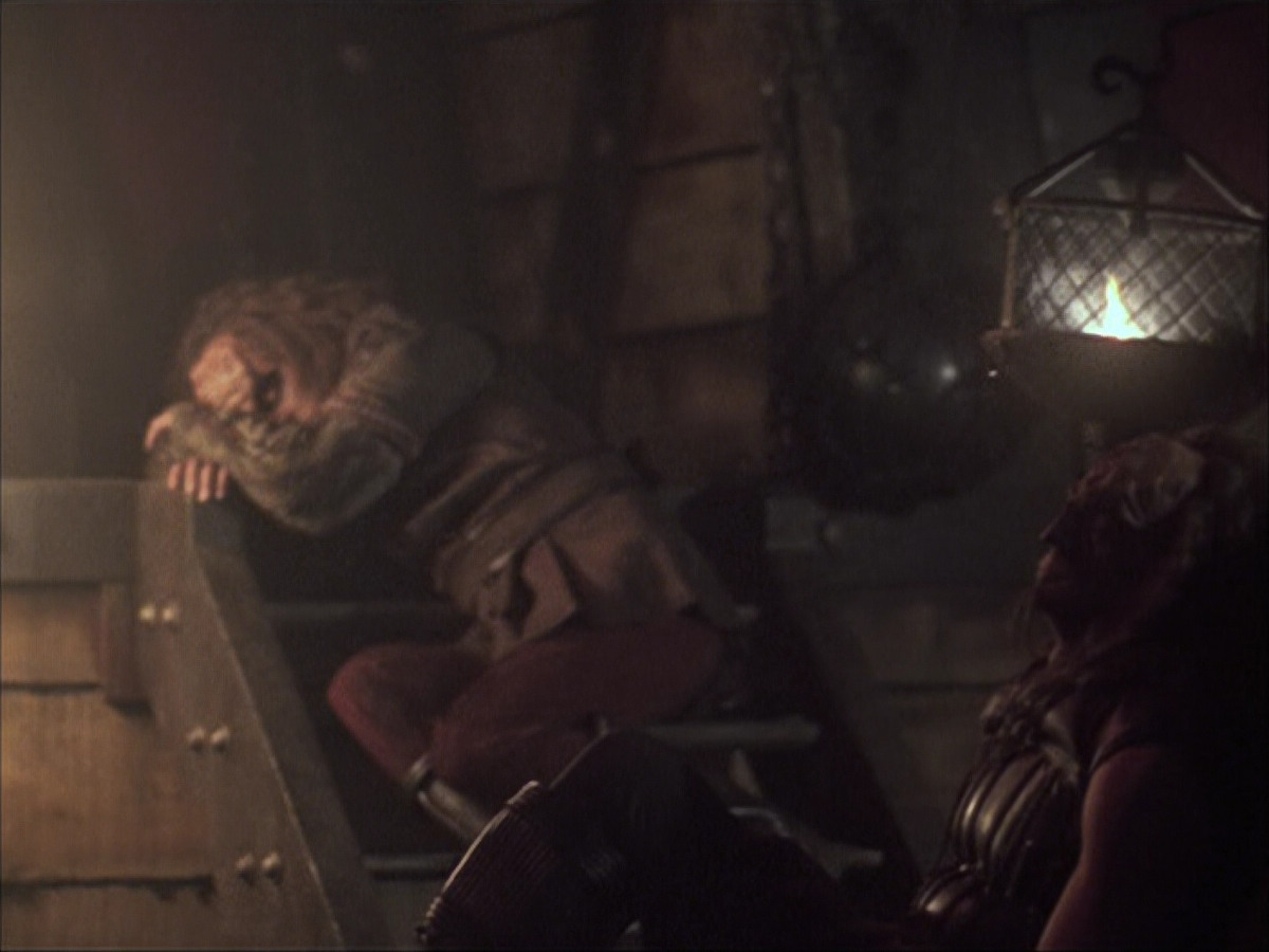 extant_StarTrek_VOY_6x03-BargeOfTheDead_02535.jpg