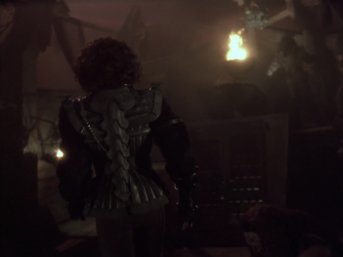 extant_StarTrek_VOY_6x03-BargeOfTheDead_02563.jpg
