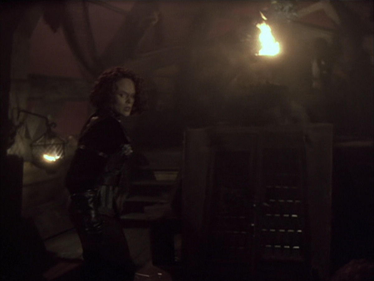 extant_StarTrek_VOY_6x03-BargeOfTheDead_02566.jpg