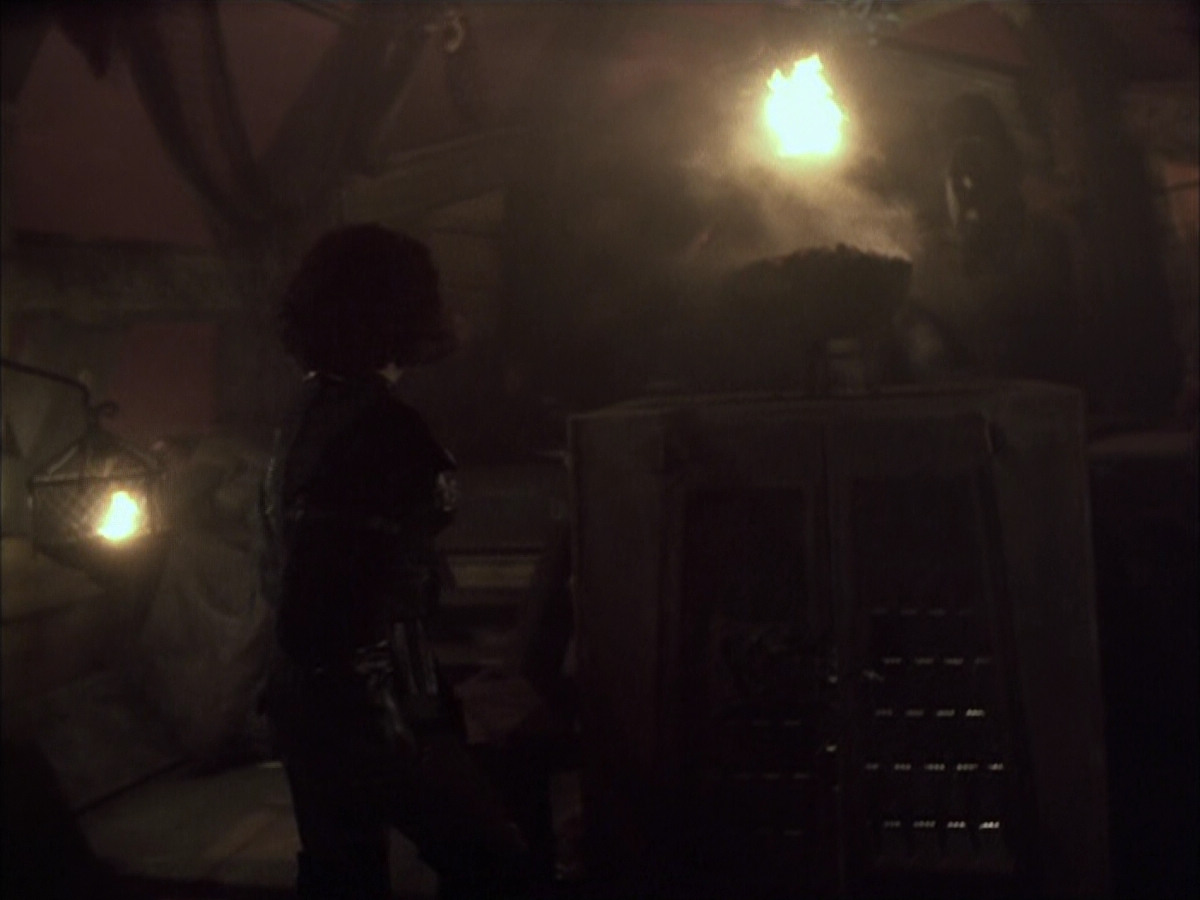 extant_StarTrek_VOY_6x03-BargeOfTheDead_02568.jpg
