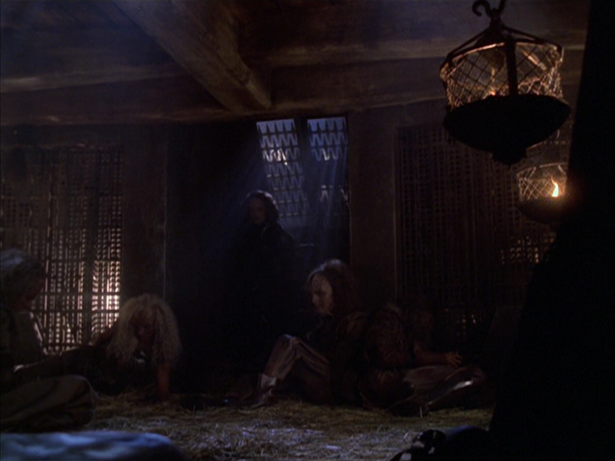 extant_StarTrek_VOY_6x03-BargeOfTheDead_02616.jpg