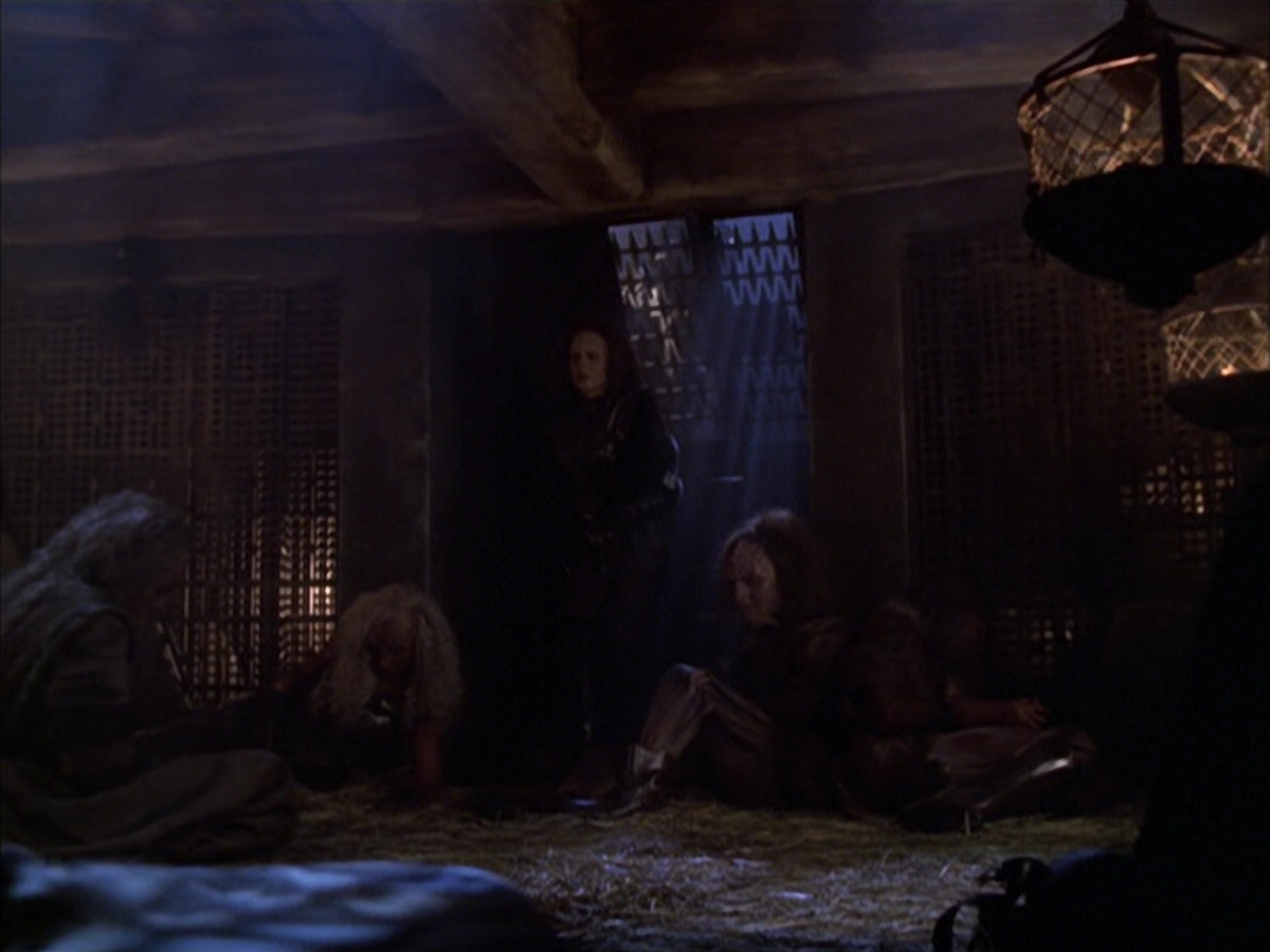 extant_StarTrek_VOY_6x03-BargeOfTheDead_02619.jpg