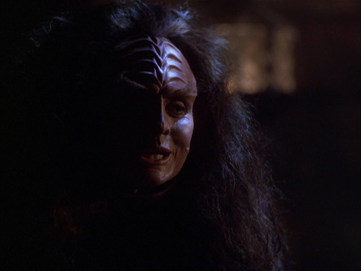 extant_StarTrek_VOY_6x03-BargeOfTheDead_02705.jpg