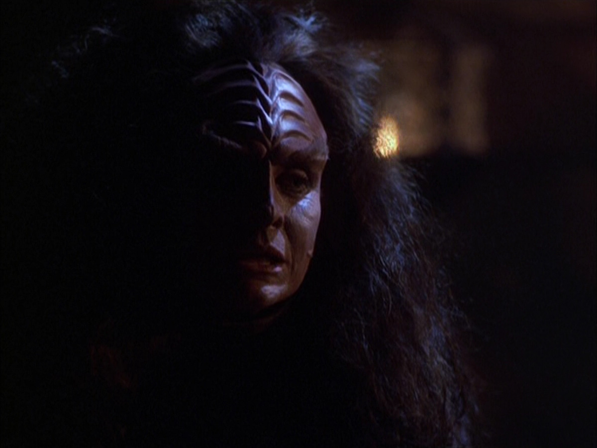 extant_StarTrek_VOY_6x03-BargeOfTheDead_02706.jpg