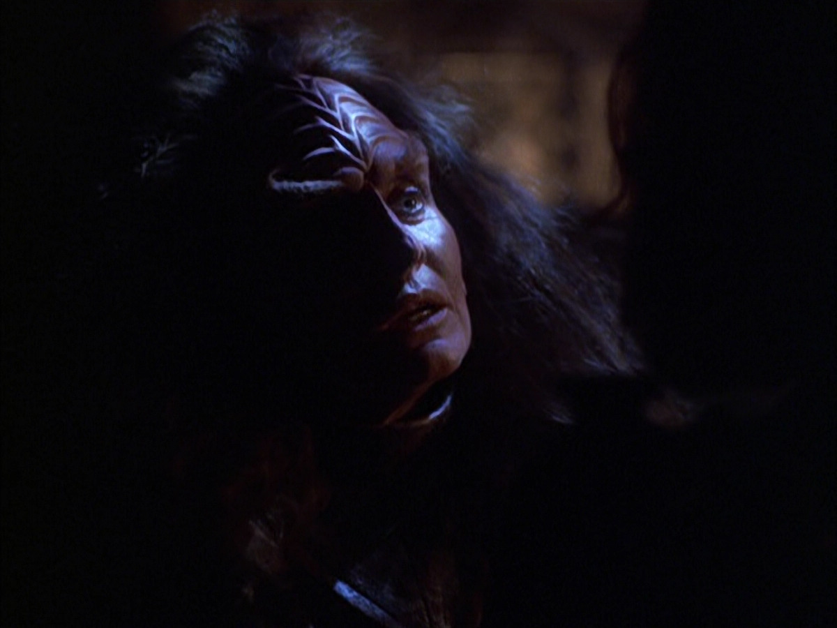 extant_StarTrek_VOY_6x03-BargeOfTheDead_02742.jpg