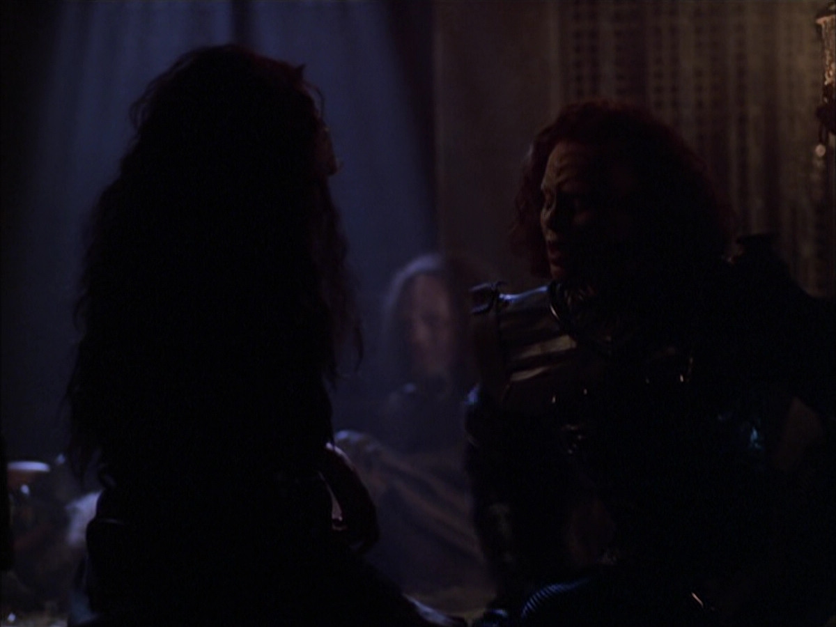 extant_StarTrek_VOY_6x03-BargeOfTheDead_02746.jpg