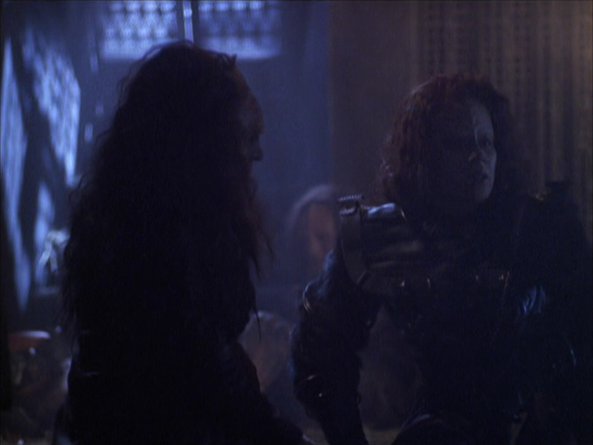 extant_StarTrek_VOY_6x03-BargeOfTheDead_02750.jpg