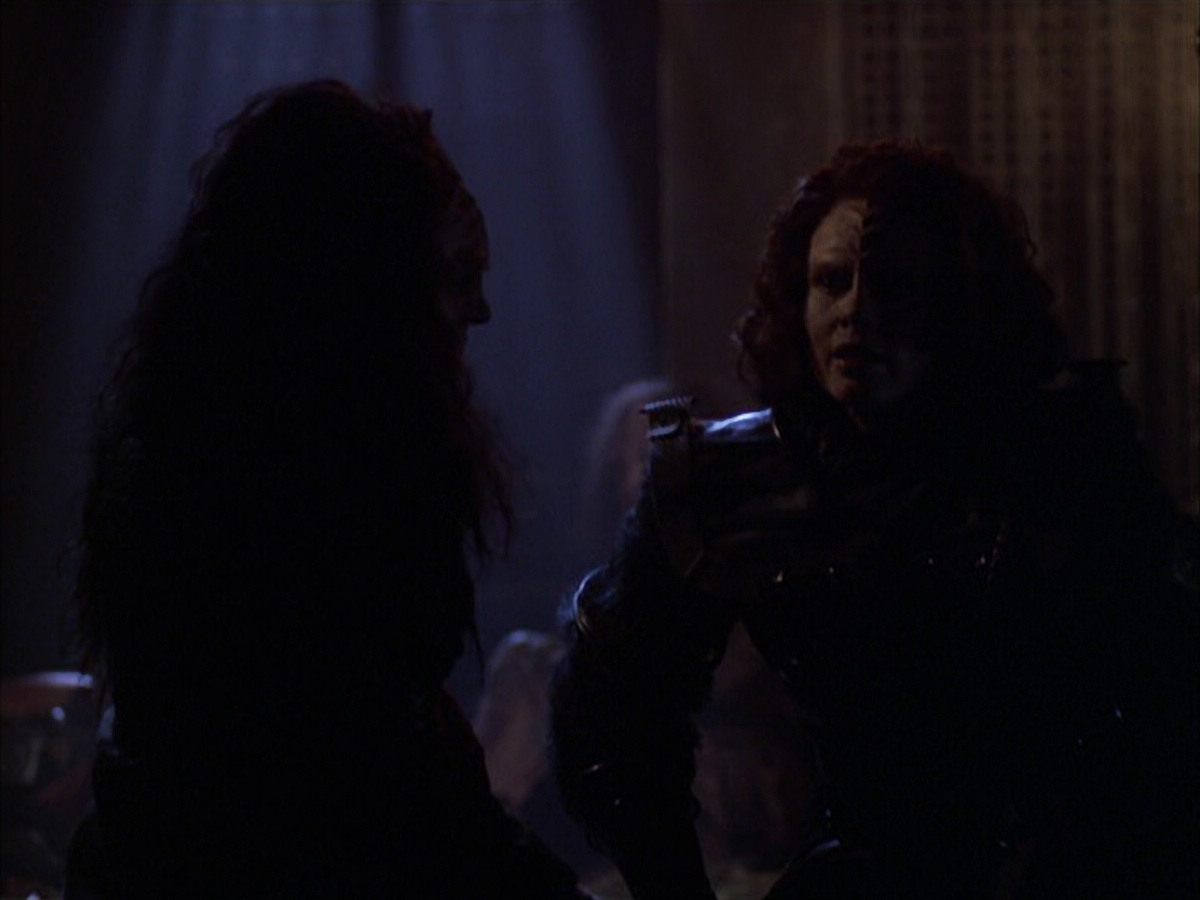 extant_StarTrek_VOY_6x03-BargeOfTheDead_02754.jpg