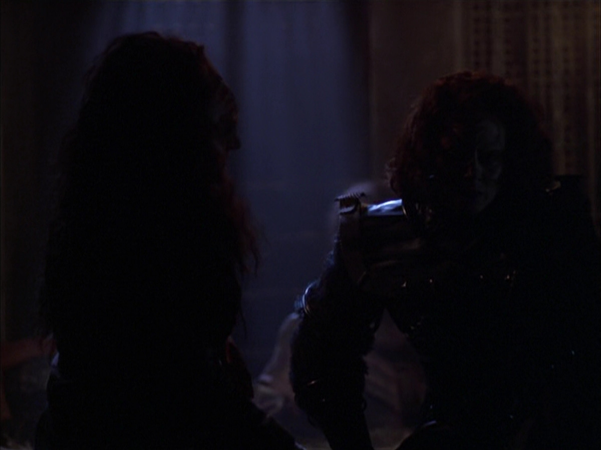 extant_StarTrek_VOY_6x03-BargeOfTheDead_02760.jpg