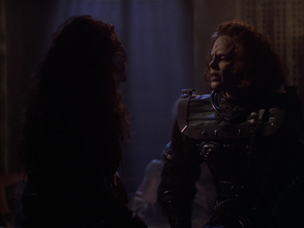 extant_StarTrek_VOY_6x03-BargeOfTheDead_02763.jpg