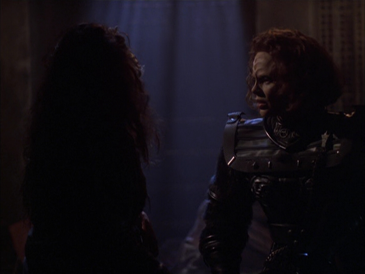 extant_StarTrek_VOY_6x03-BargeOfTheDead_02768.jpg
