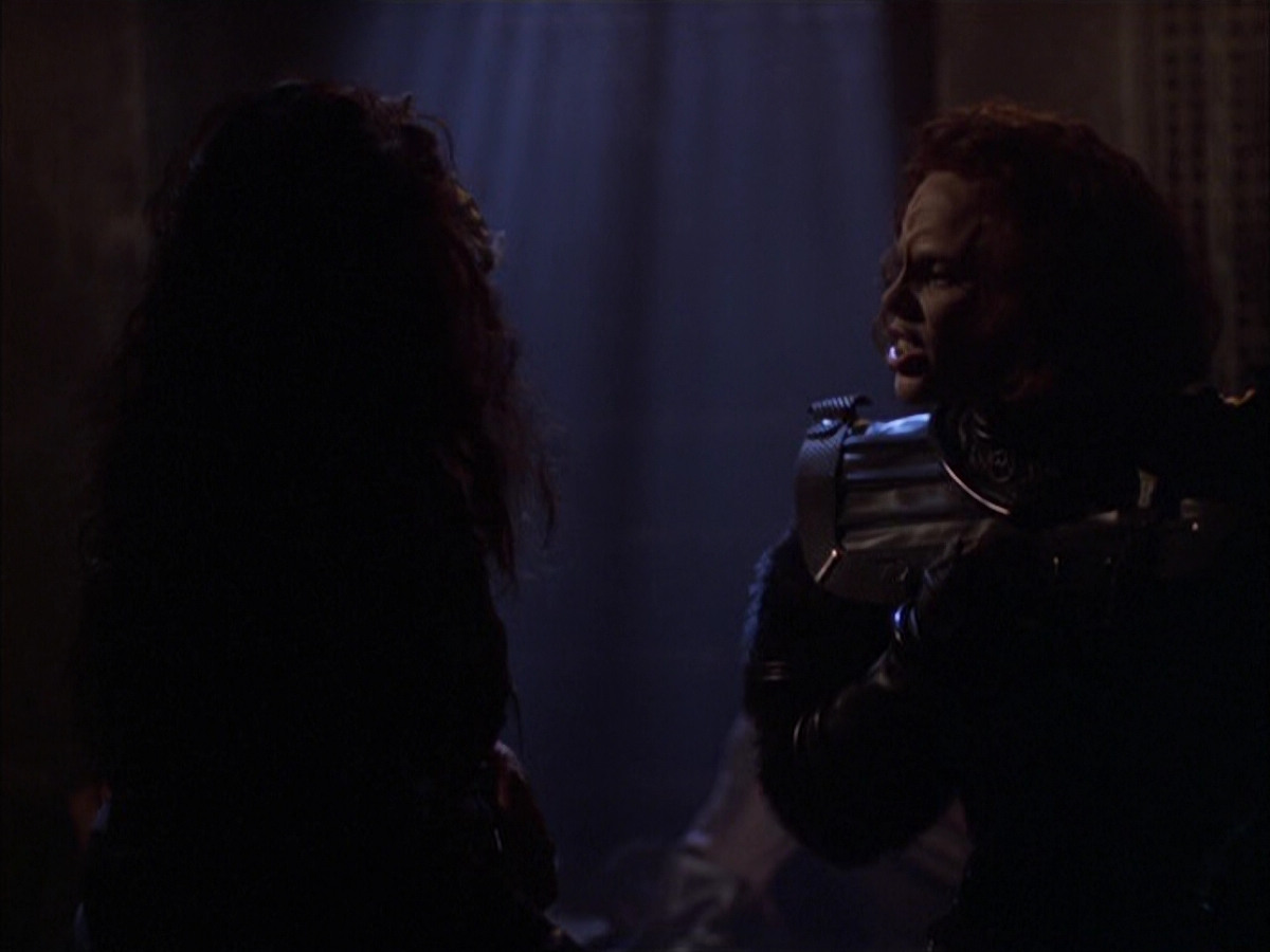 extant_StarTrek_VOY_6x03-BargeOfTheDead_02771.jpg