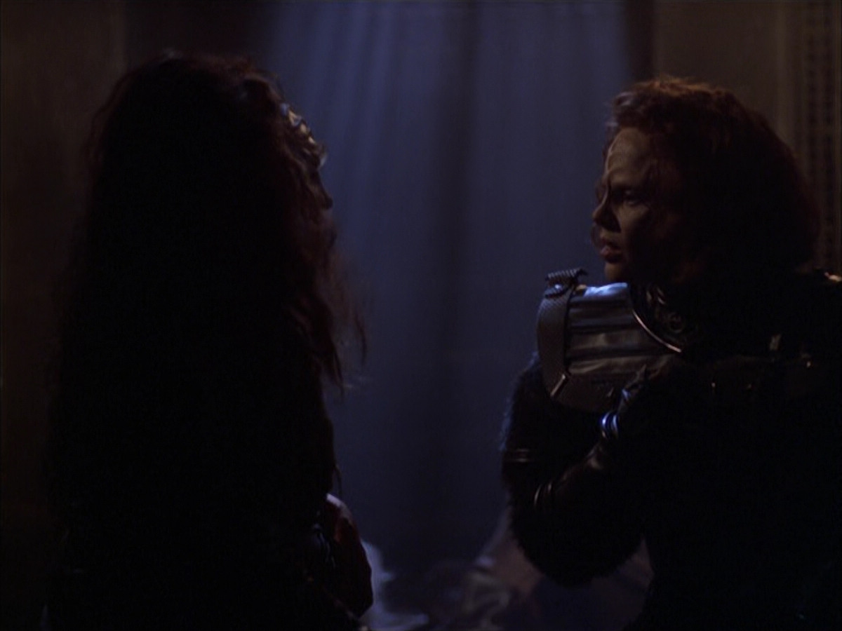 extant_StarTrek_VOY_6x03-BargeOfTheDead_02775.jpg