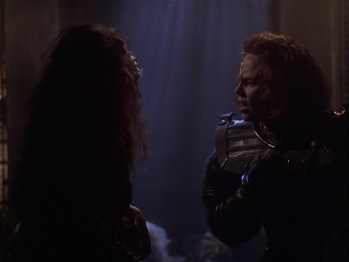 extant_StarTrek_VOY_6x03-BargeOfTheDead_02779.jpg