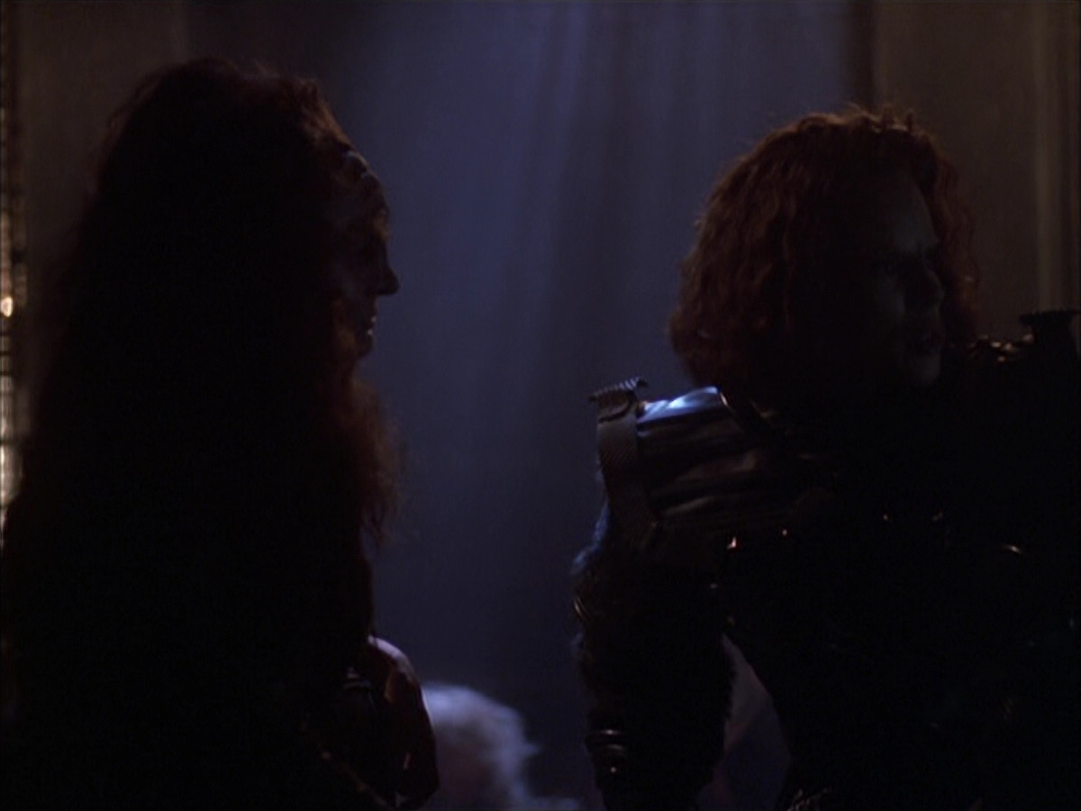 extant_StarTrek_VOY_6x03-BargeOfTheDead_02782.jpg
