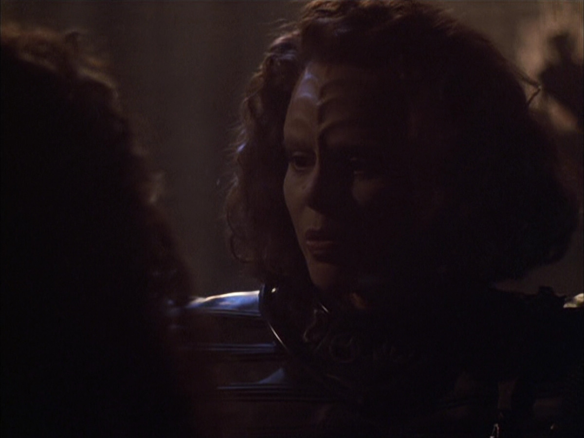 extant_StarTrek_VOY_6x03-BargeOfTheDead_02794.jpg
