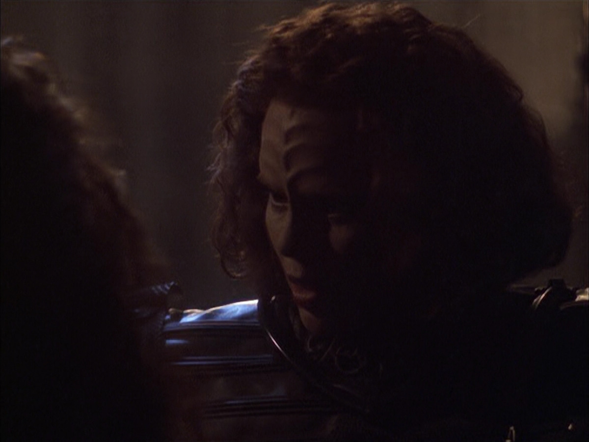 extant_StarTrek_VOY_6x03-BargeOfTheDead_02799.jpg