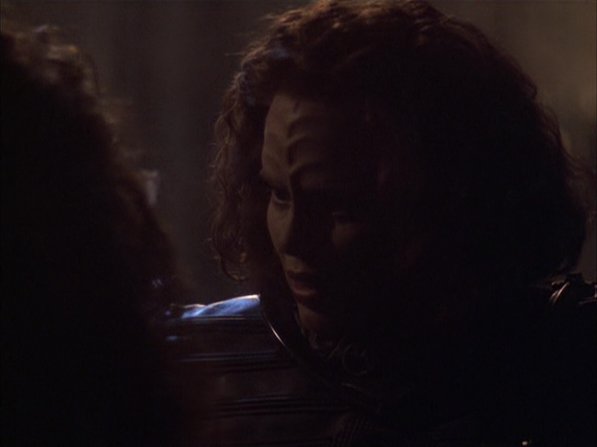 extant_StarTrek_VOY_6x03-BargeOfTheDead_02803.jpg