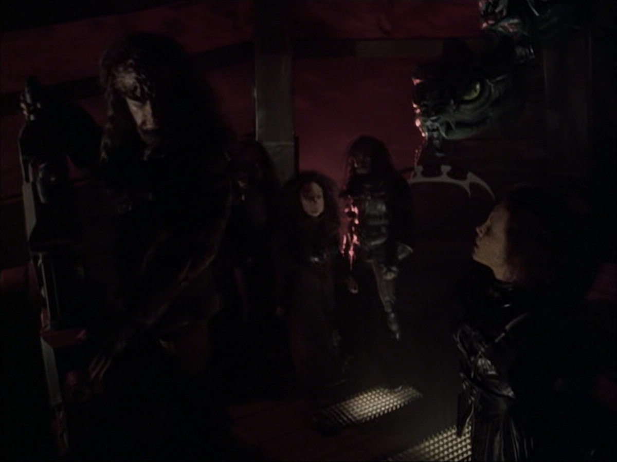 extant_StarTrek_VOY_6x03-BargeOfTheDead_02867.jpg