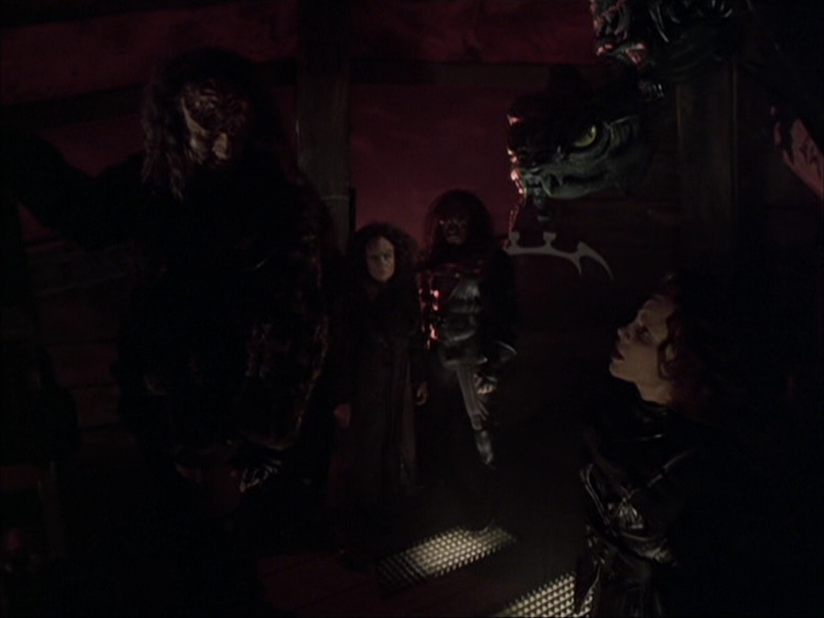 extant_StarTrek_VOY_6x03-BargeOfTheDead_02871.jpg