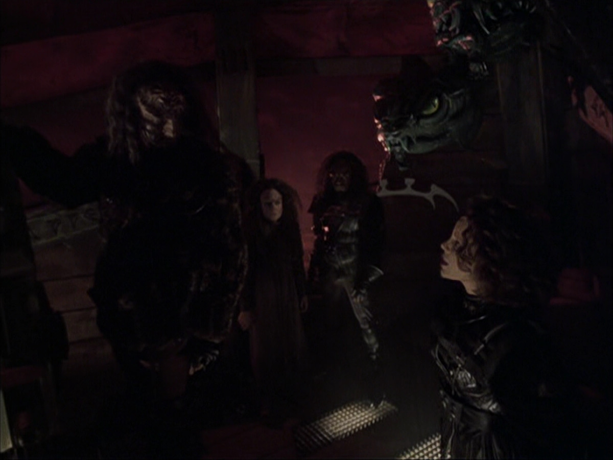 extant_StarTrek_VOY_6x03-BargeOfTheDead_02873.jpg