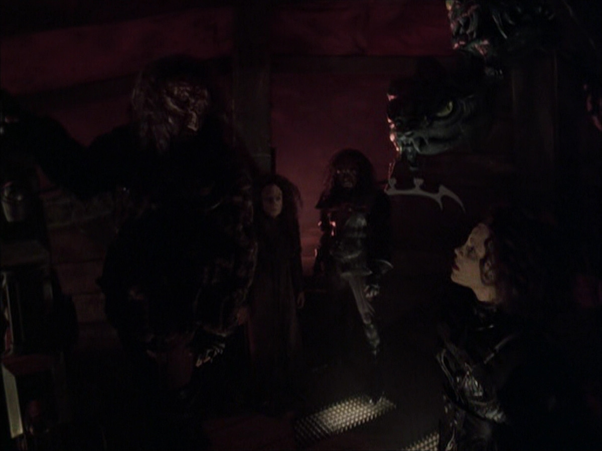 extant_StarTrek_VOY_6x03-BargeOfTheDead_02874.jpg