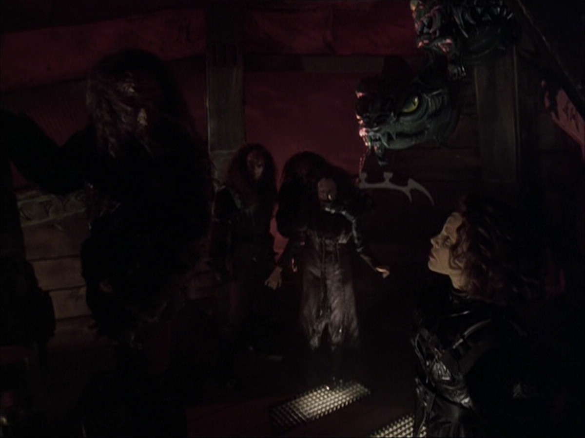 extant_StarTrek_VOY_6x03-BargeOfTheDead_02894.jpg