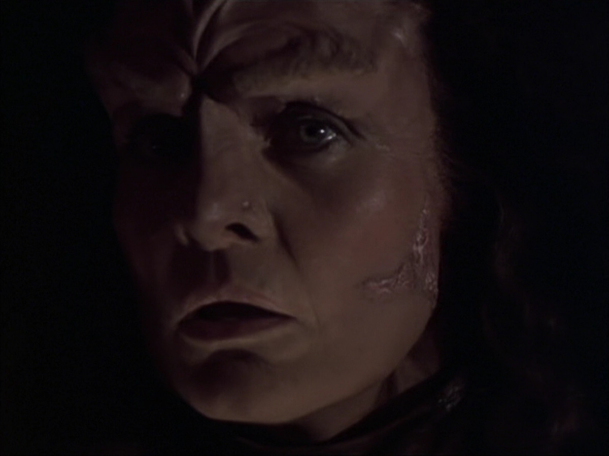 extant_StarTrek_VOY_6x03-BargeOfTheDead_02966.jpg