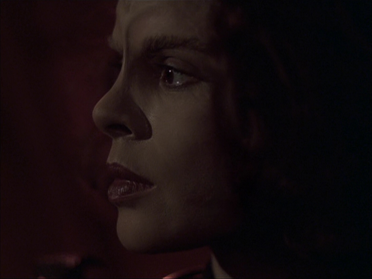 extant_StarTrek_VOY_6x03-BargeOfTheDead_02970.jpg