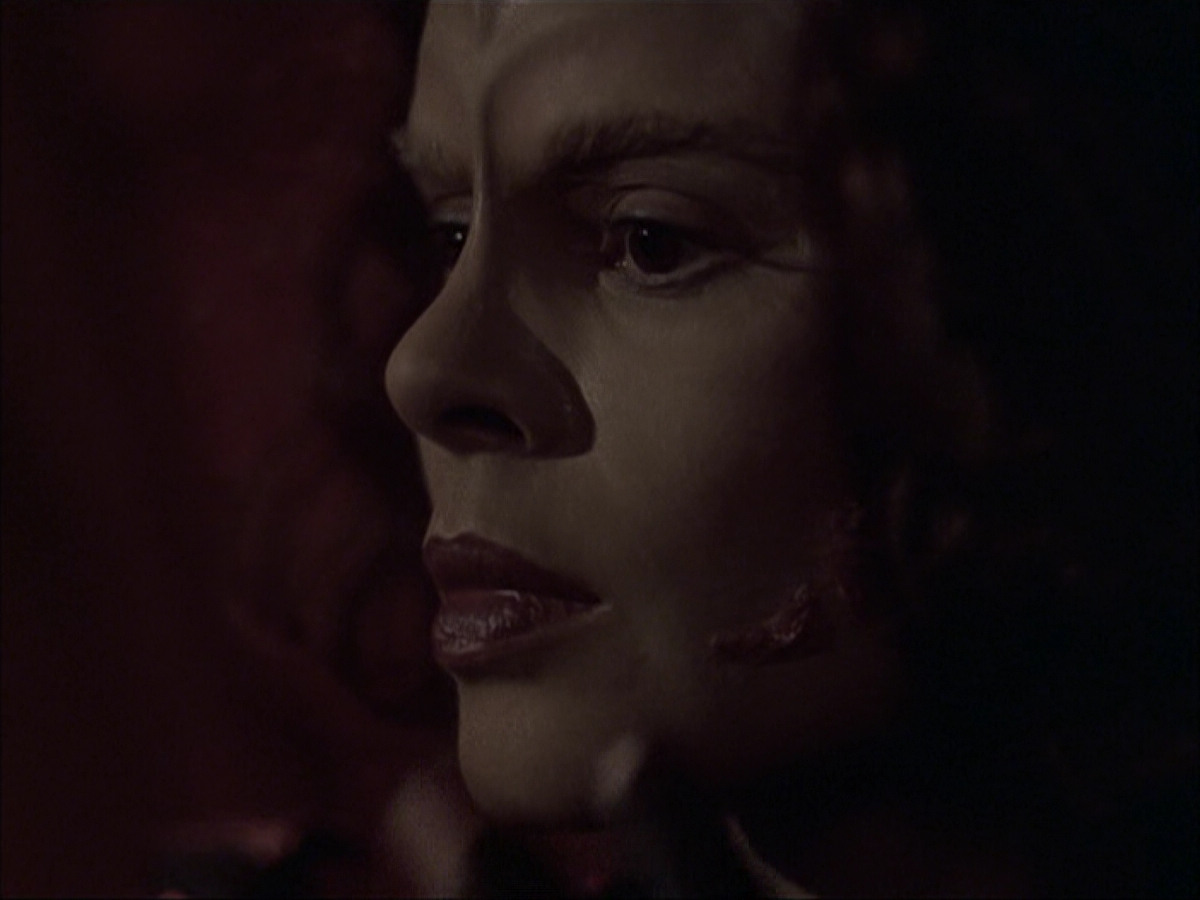 extant_StarTrek_VOY_6x03-BargeOfTheDead_02972.jpg