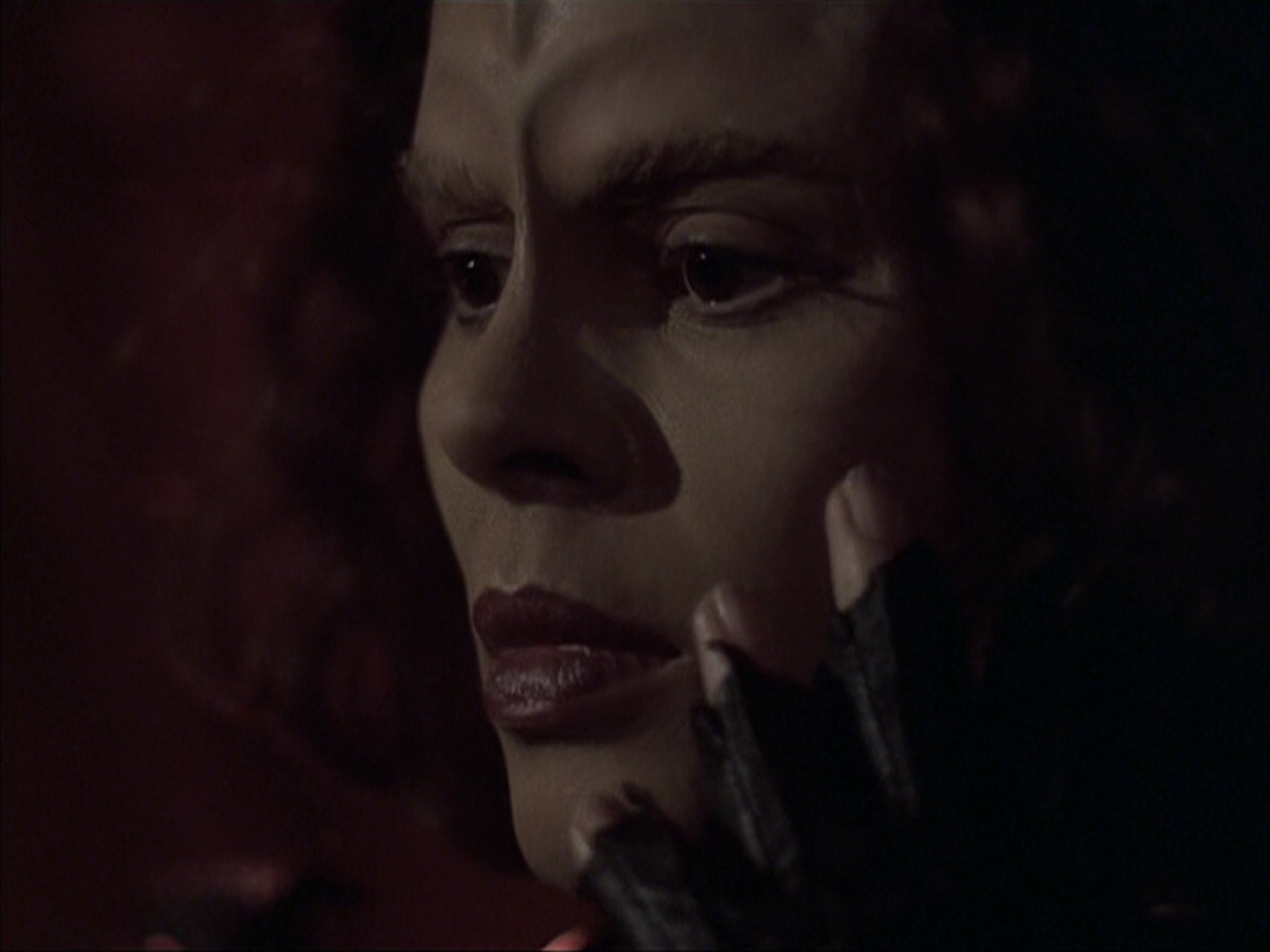 extant_StarTrek_VOY_6x03-BargeOfTheDead_02973.jpg