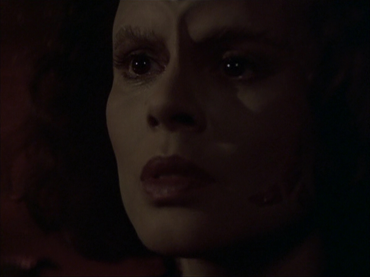 extant_StarTrek_VOY_6x03-BargeOfTheDead_03005.jpg