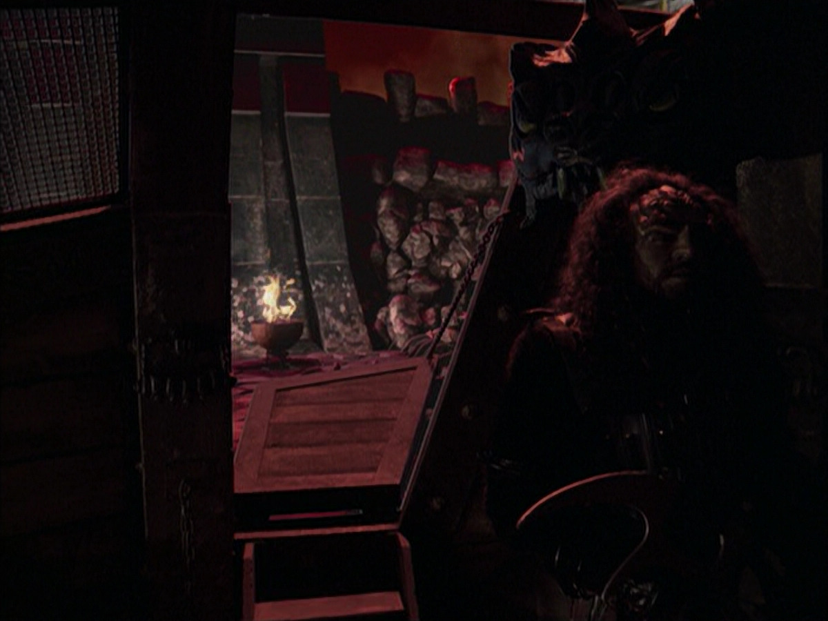 extant_StarTrek_VOY_6x03-BargeOfTheDead_03013.jpg