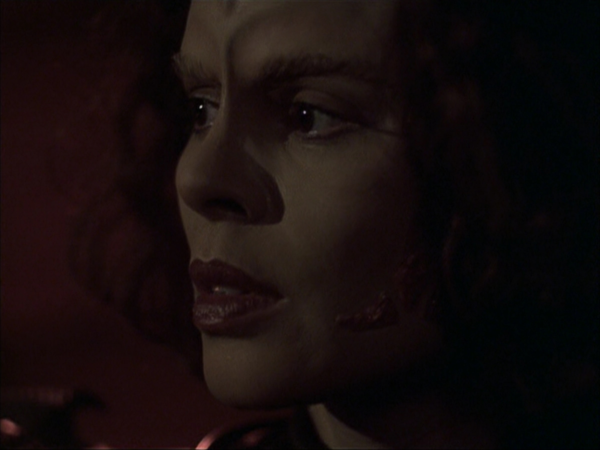extant_StarTrek_VOY_6x03-BargeOfTheDead_03018.jpg
