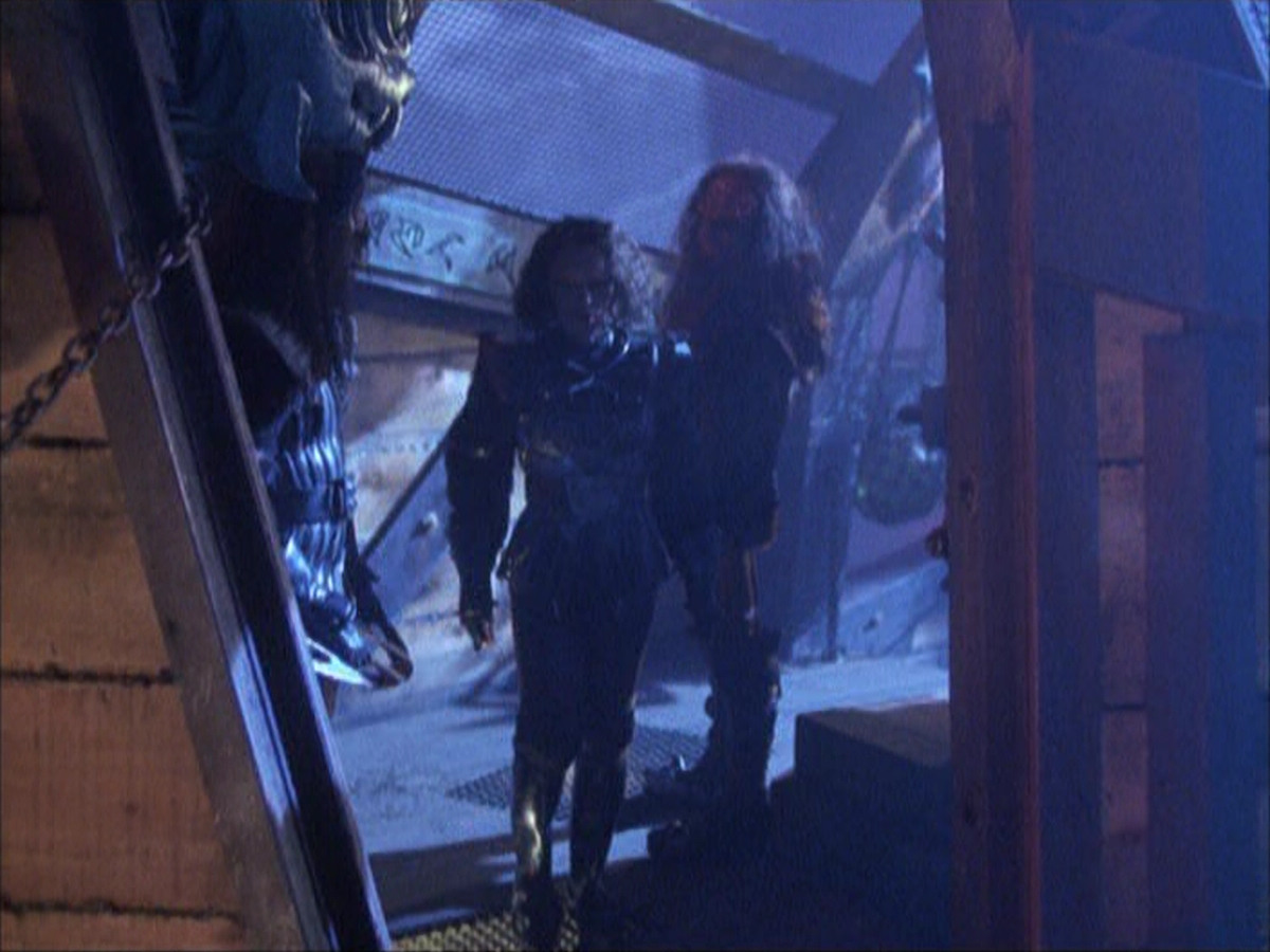 extant_StarTrek_VOY_6x03-BargeOfTheDead_03023.jpg