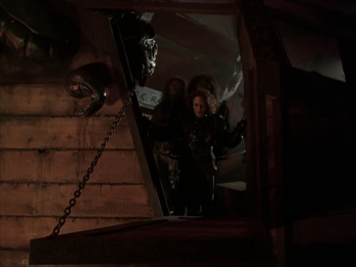 extant_StarTrek_VOY_6x03-BargeOfTheDead_03033.jpg