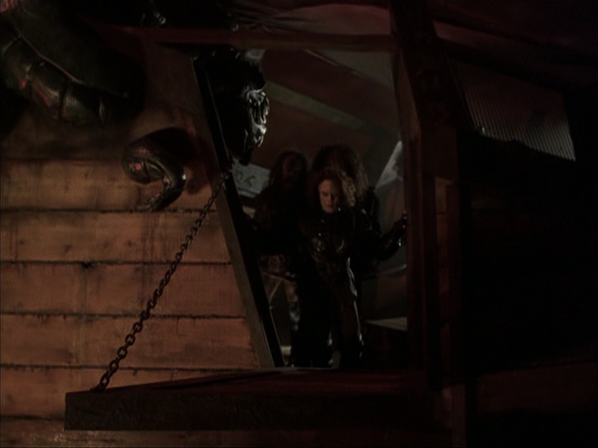 extant_StarTrek_VOY_6x03-BargeOfTheDead_03034.jpg