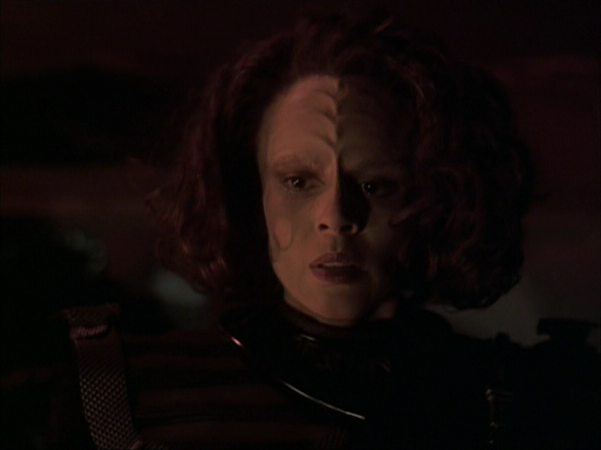 extant_StarTrek_VOY_6x03-BargeOfTheDead_03044.jpg
