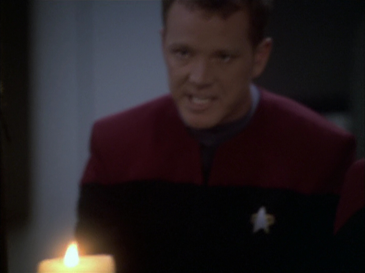 extant_StarTrek_VOY_6x03-BargeOfTheDead_03054.jpg