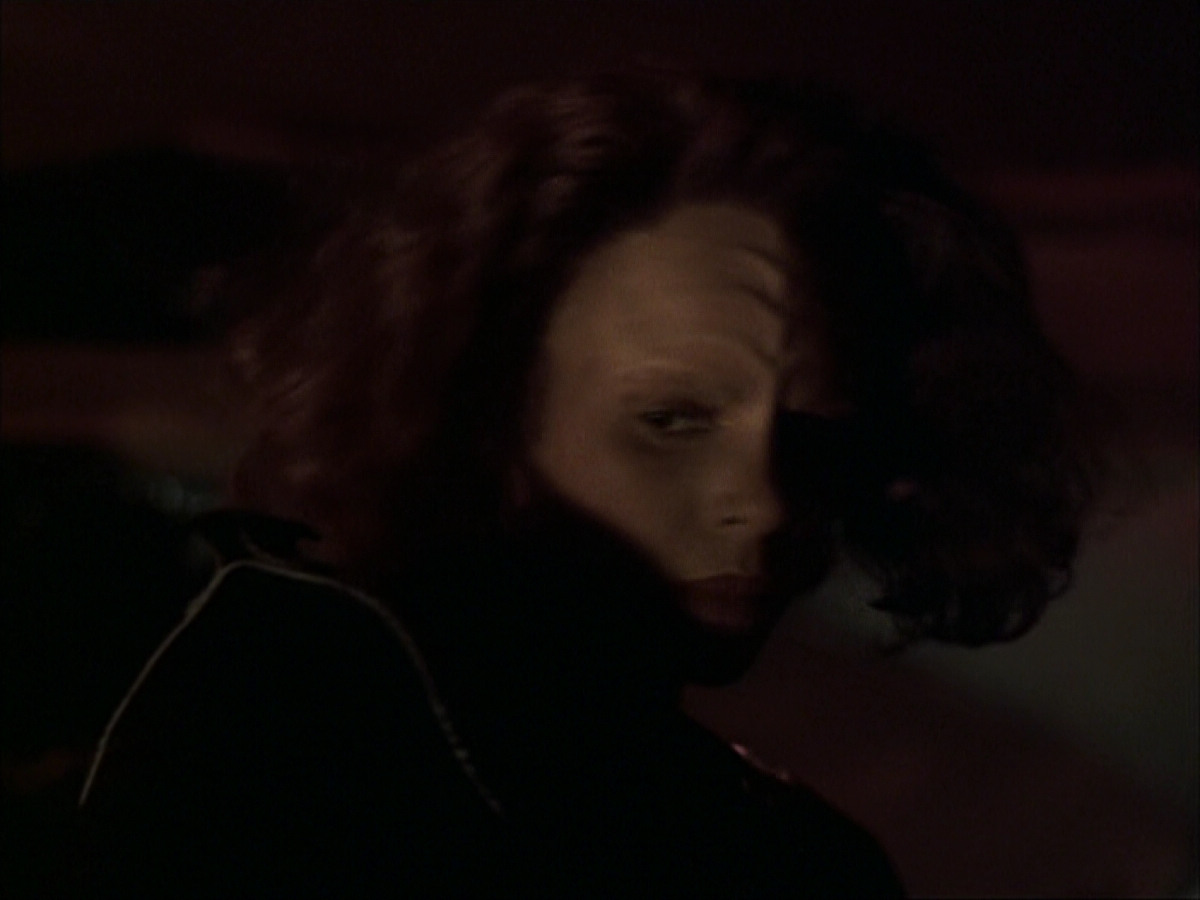 extant_StarTrek_VOY_6x03-BargeOfTheDead_03072.jpg