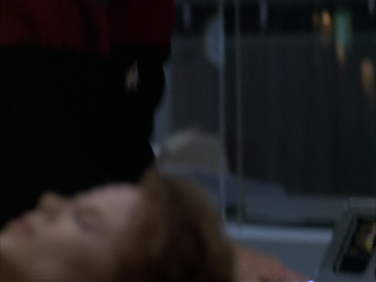 extant_StarTrek_VOY_6x03-BargeOfTheDead_03094.jpg