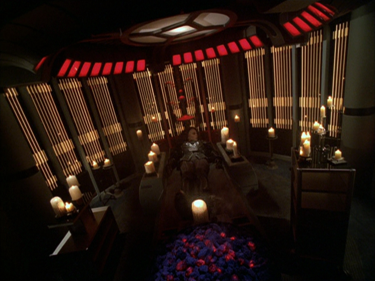 extant_StarTrek_VOY_6x03-BargeOfTheDead_03122.jpg