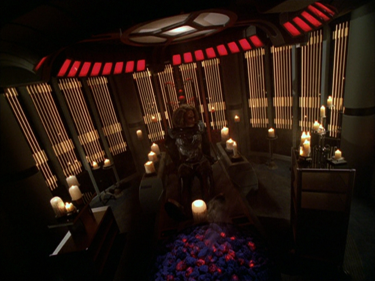 extant_StarTrek_VOY_6x03-BargeOfTheDead_03127.jpg