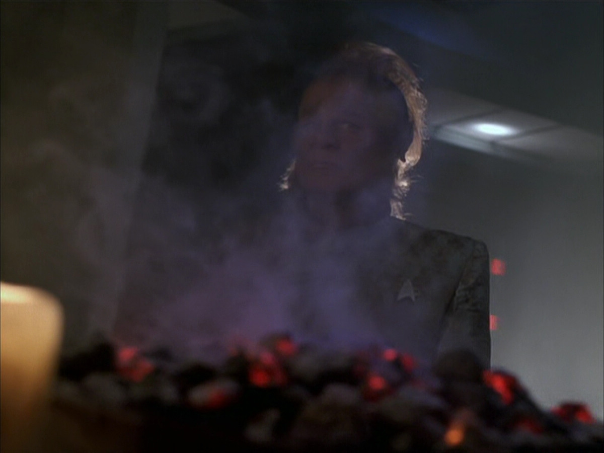 extant_StarTrek_VOY_6x03-BargeOfTheDead_03129.jpg