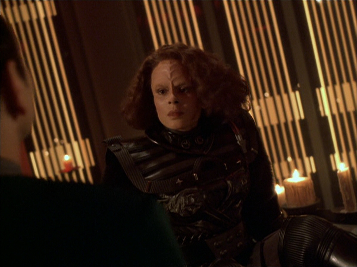 extant_StarTrek_VOY_6x03-BargeOfTheDead_03135.jpg