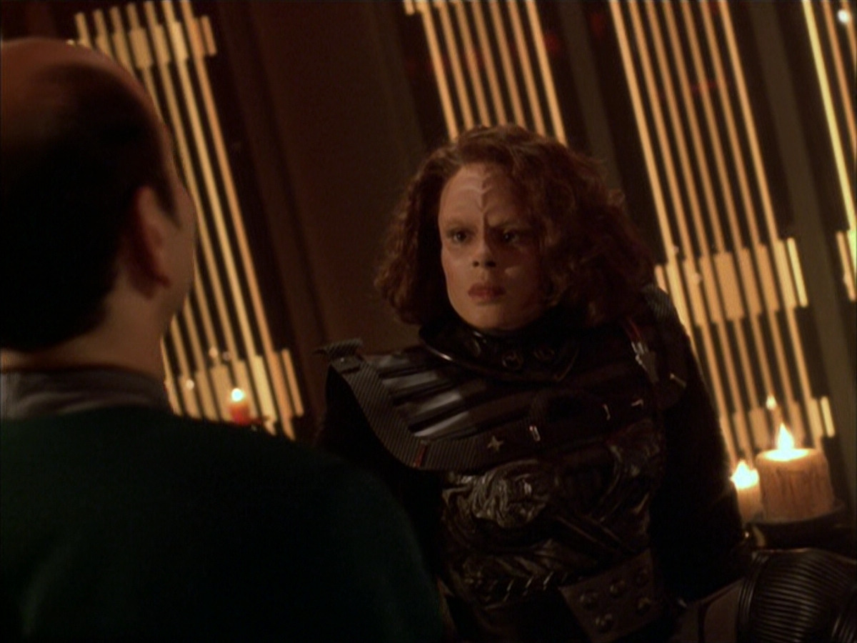 extant_StarTrek_VOY_6x03-BargeOfTheDead_03137.jpg