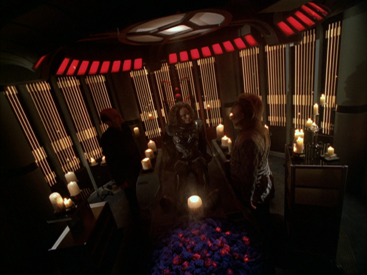 extant_StarTrek_VOY_6x03-BargeOfTheDead_03140.jpg