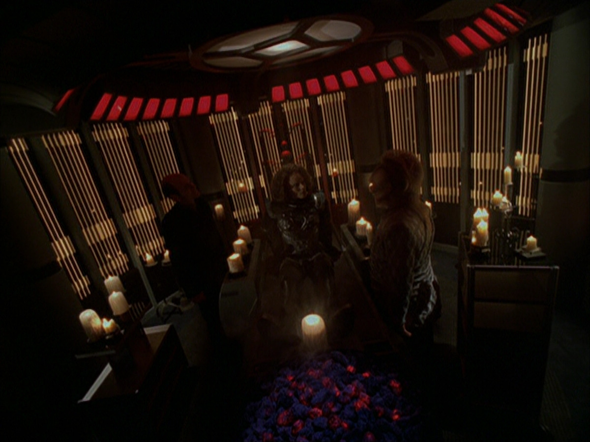 extant_StarTrek_VOY_6x03-BargeOfTheDead_03141.jpg
