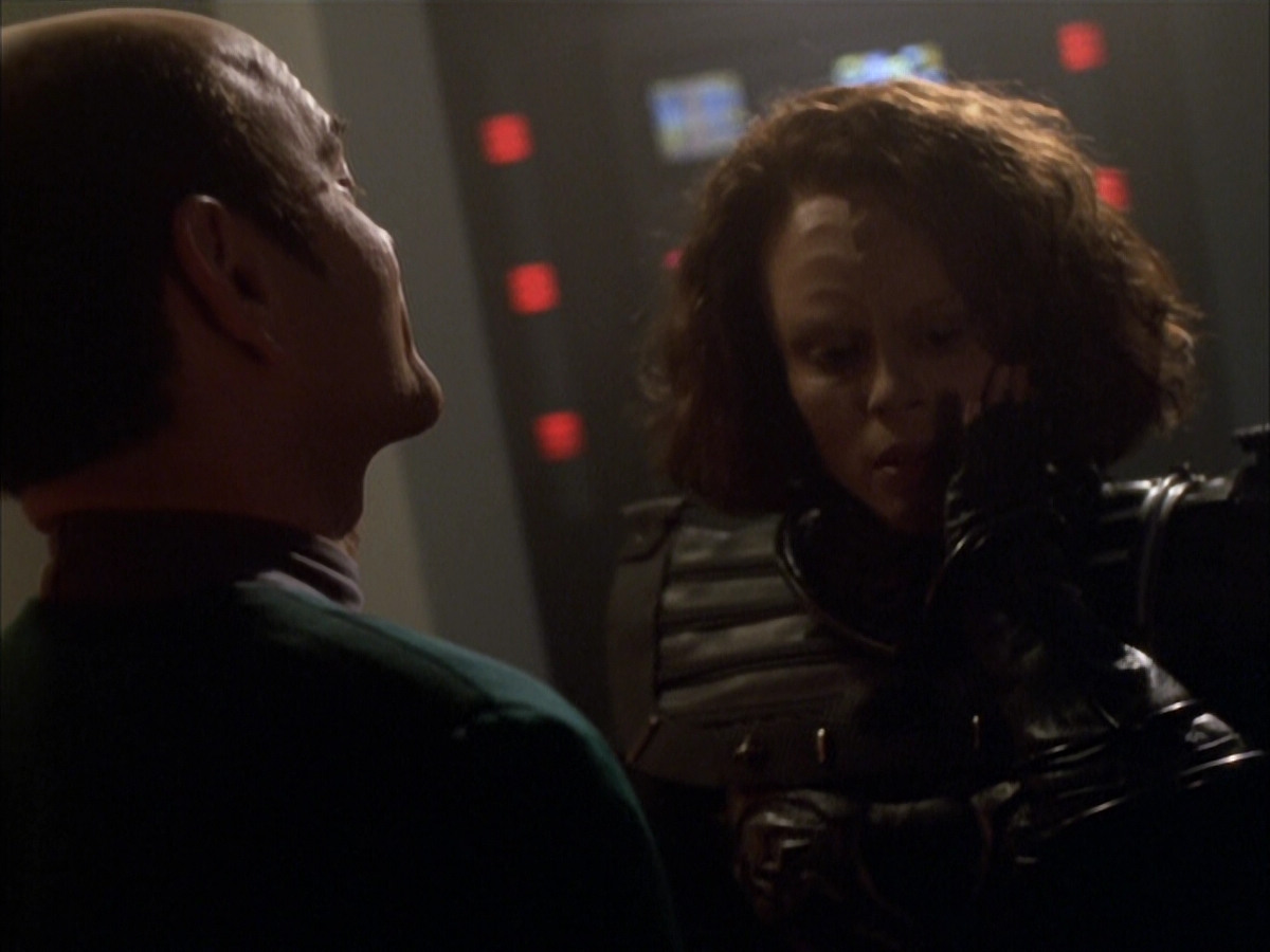extant_StarTrek_VOY_6x03-BargeOfTheDead_03154.jpg