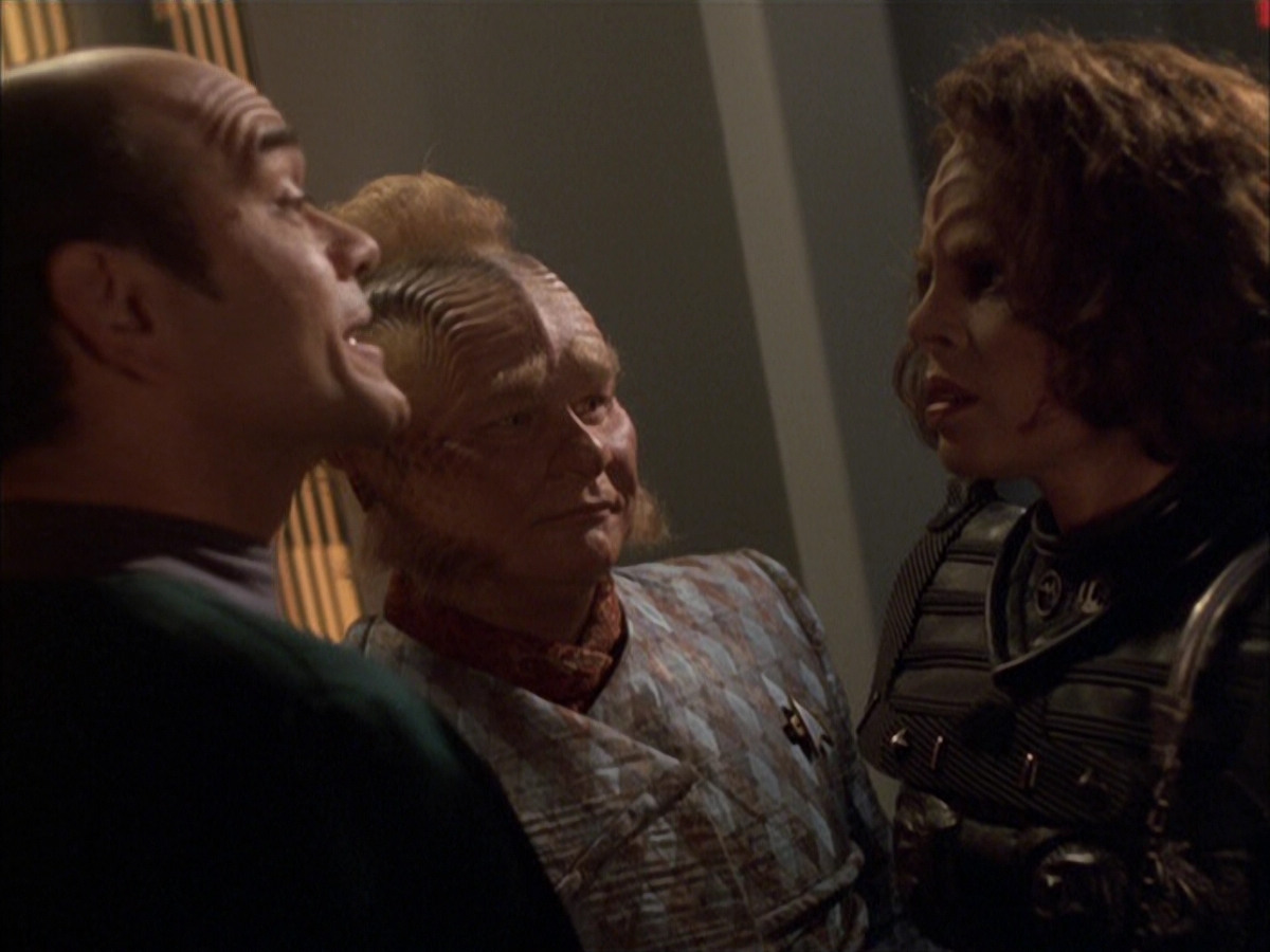 extant_StarTrek_VOY_6x03-BargeOfTheDead_03167.jpg